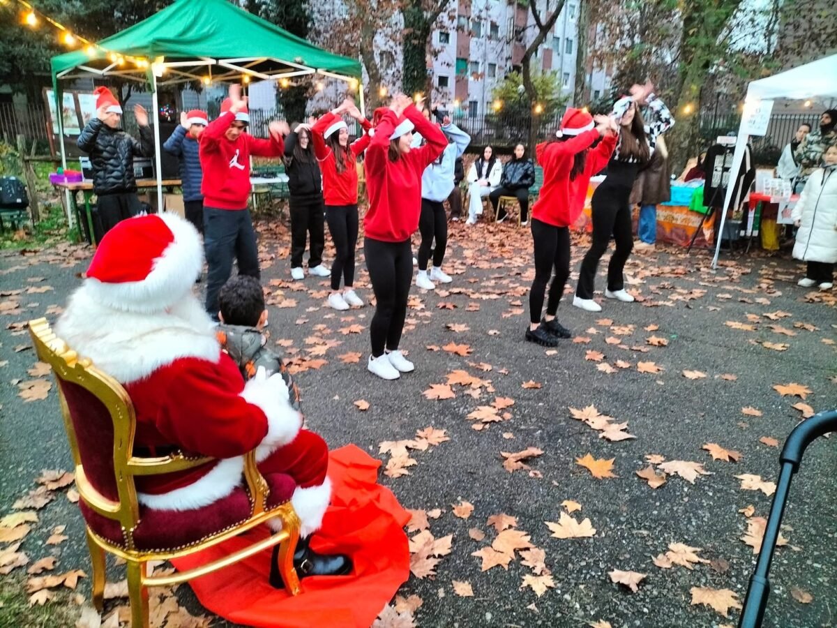 Foto di Babbo Natale e balletto Elfi